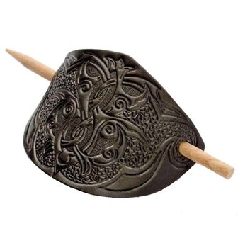 Haarspeld van zwart leer en houten stokje. Met Arabeske Knot