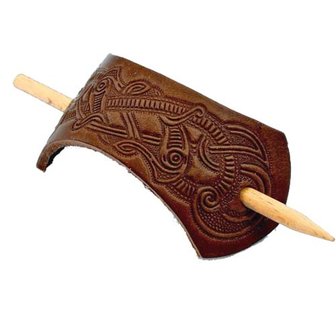 Langwerpige haarspeld van bruin leer en houten stokje. Met Viking Knot