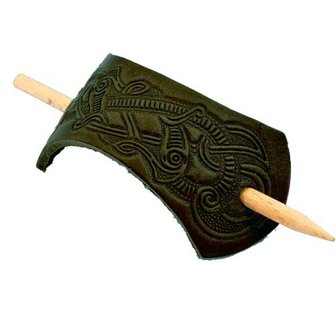 Langwerpige zwarte haarspeld van bruin leer en houten stokje. Met Viking Knot