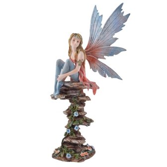 Beeldje Fairy Calista sits on Stacked
