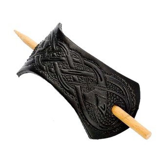 Langwerpige haarspeld van zwart leer en houten stokje. Met keltisch symbool