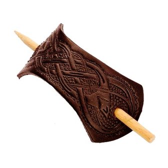 Langwerpige haarspeld van bruin leer en houten stokje. Met keltisch symbool